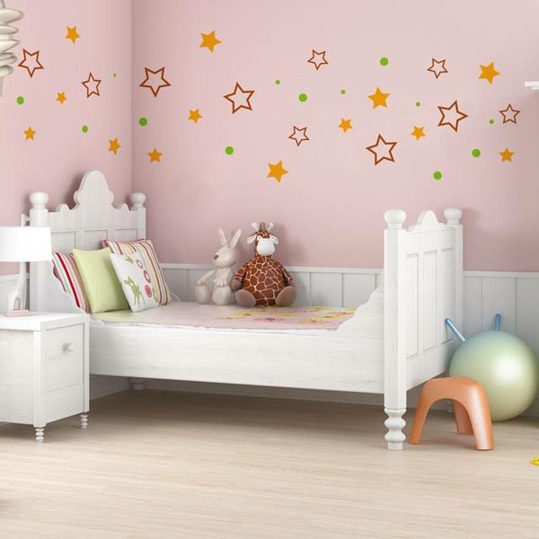 seinätarrat lastenhuone vaaleanpunaiset seinät valkoiset huonekalut
