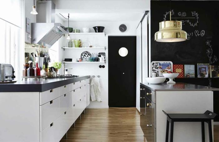 liitutaulu keittiö valkoinen seinämaali keittiösaari riippuvalaisin
