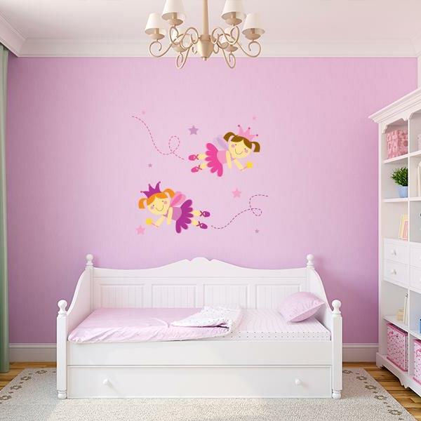 seinätarrat lastentarhahuoneessa koristavat seinät vaaleanpunaisina