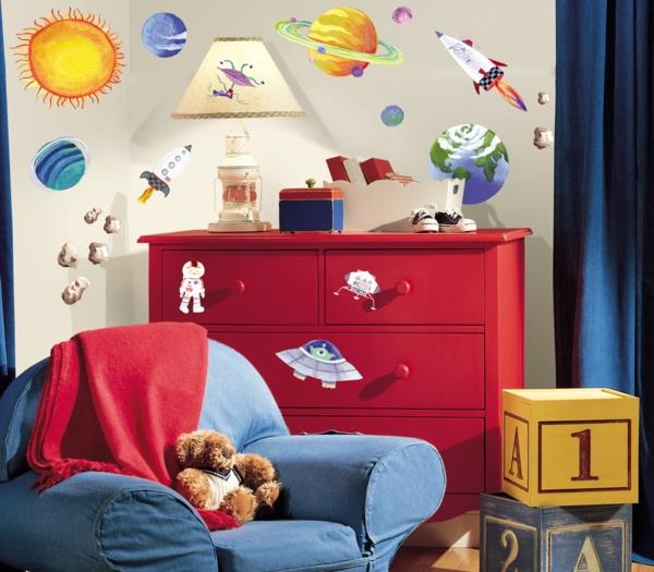 seinätarrat lastenhuone punainen pukeutuja sininen sohva