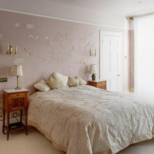 seinäkoristeet-kultaiset elementit-romanttinen-brittiläinen-makuuhuone-suunnittelu