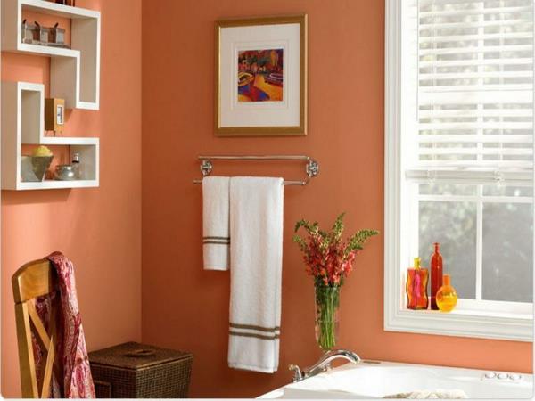 lämmin värimaailma aprikoosi oranssi seinämaali kylpyhuone