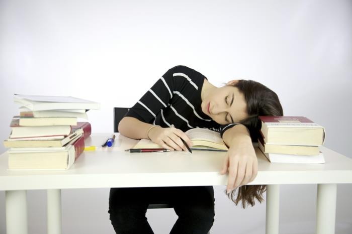 mitä tehdä tentti -ahdistuneisuus väsynyt opiskelija nukkuu kirjoja