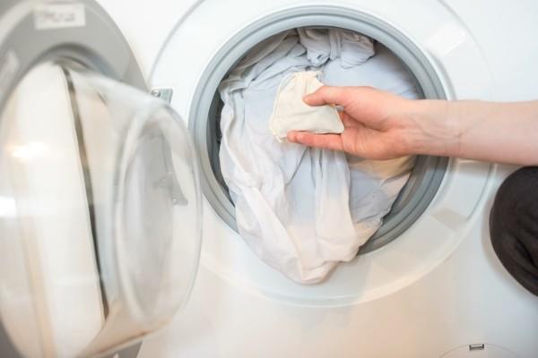 Pesukoneessa olevat saippuapähkinät pesevät vaatteet