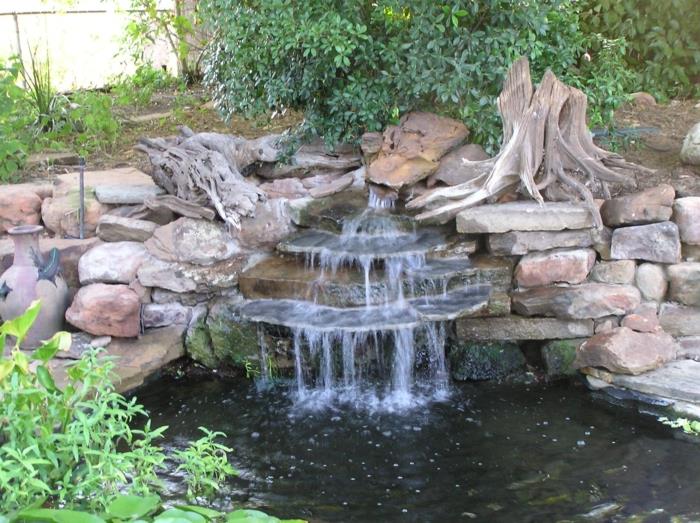 vesiputous puutarhassa Puutarhaideoita luonto lähellä vettä raikas