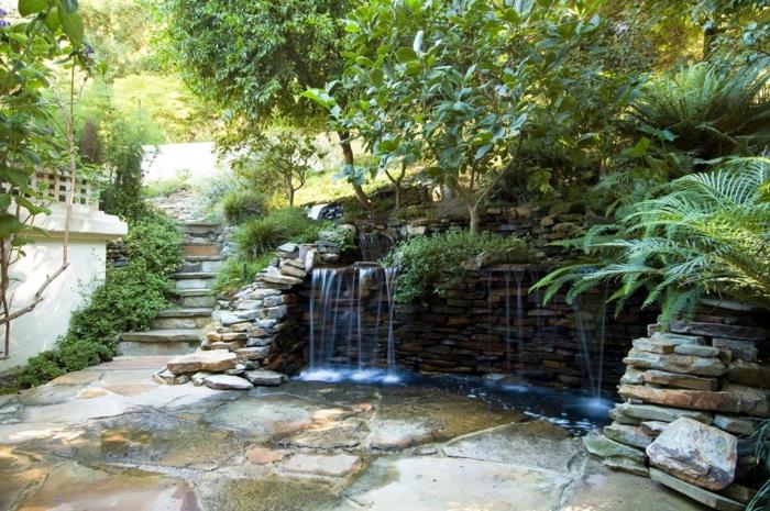 vesiputous puutarhassa lähellä luontoa puutarhaportaat jalkakäytävälaatat