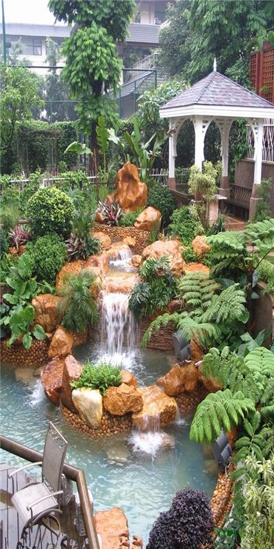 vesiputous puutarhan kiven koristekasvissa