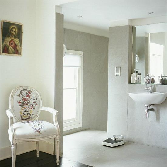 valkoinen kylpyhuone klassinen tuoli pesuallas