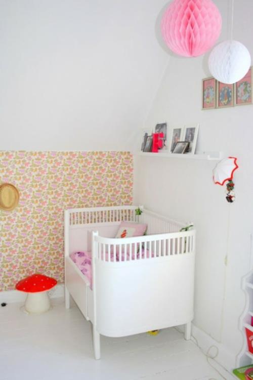 valkoinen sänky värikäs tapetti deco sieni punainen lastenhuone