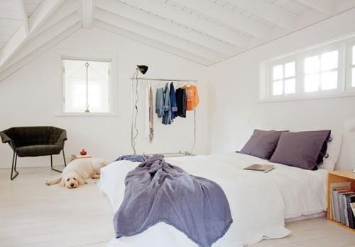valkoinen suunniteltu makuuhuone taivaansininen aksentti viisto katto vaatetanko