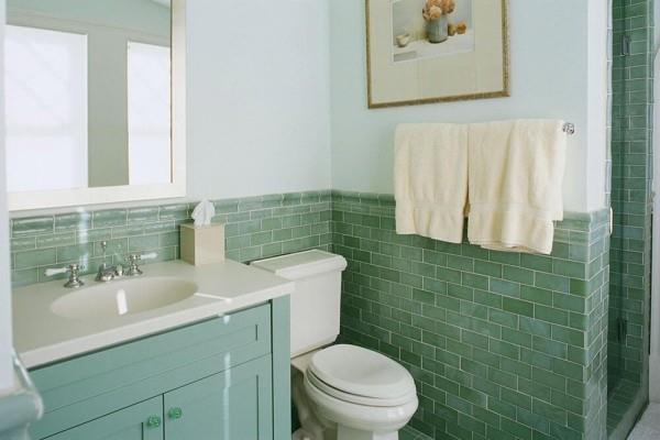 valkoinen ja vihreä kylpyhuoneen suunnittelu