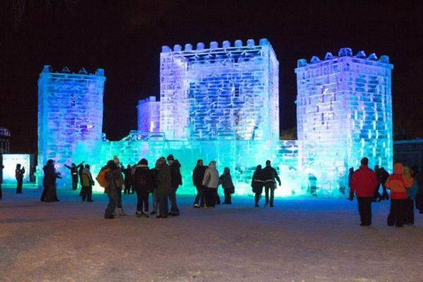 weiberfastnacht 2015 quebec -karnevaalin jäälohkot jäälinnalle