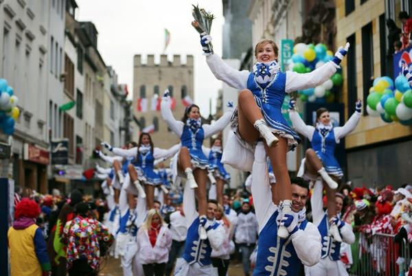 Karnevaali maanantaina Kölnissä Weiberfastnacht Kölnin paraati