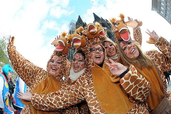 weiberfastnacht Kölnin tuomiokirkko karnevaaliideat kirahvit