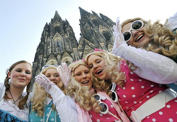 weiberfastnacht Kölnin tuomiokirkon karnevaaliasuideoita
