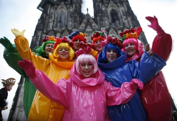 Weiberfastnacht Kölnissä katedraalin edessä