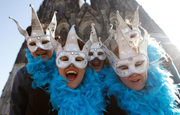 Weiberfastnacht Köln katedraalin edessä