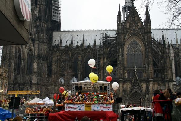 Weiberfastnacht Kölnin karnevaalikatedraali