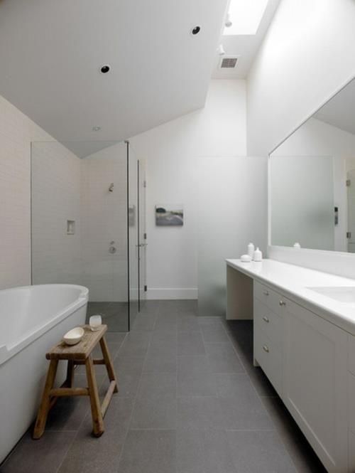 valkoinen väri kylpyhuoneen kylpyammeen suihkukaapin lasiseinissä
