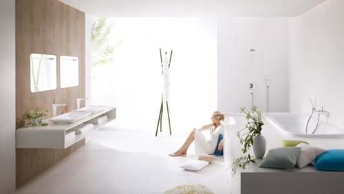 valkoinen väri kylpyhuoneen kylpyammeen puuseinässä