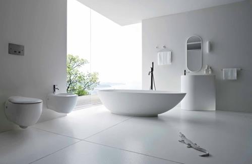valkoinen väri kylpyhuoneen kylpyammeen seinäpeilin pesualtaassa