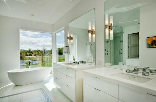 valkoinen väri kylpyhuoneen kylpyammeen pesukaapin seinäpeilissä