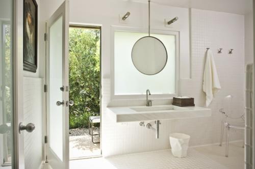 valkoinen väri kylpyhuoneen peilissä pesualtaan takapihalla
