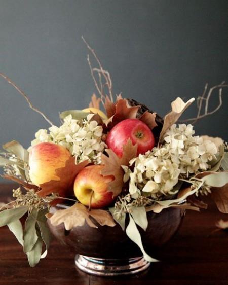valkoiset hortensiat omenat kuivat lehdet pöytäkoriste syksyllä