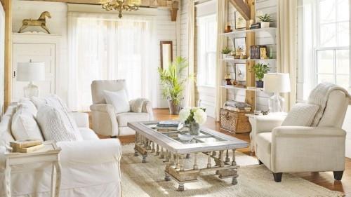 valkoiset huonekalut paljon luonnonvaloa kutsuva maalaistyylinen olohuone