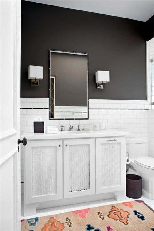 valkoinen kylpyhuone musta yläseinä