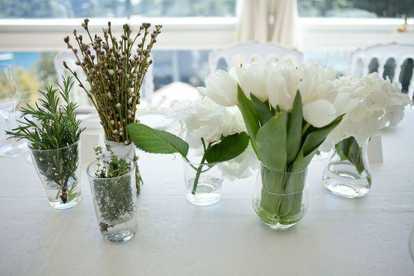 valkoiset kukat järjestävät pöytäkoriste -ideoita tulppaaneilla lasissa