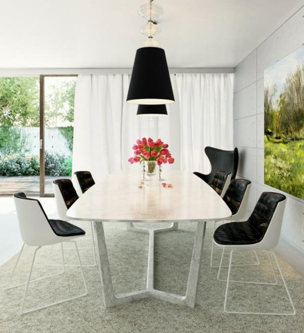 valkoinen sisustus ruokasalissa mustat pehmustetut tuolit riippuvalaisin tulppaanit