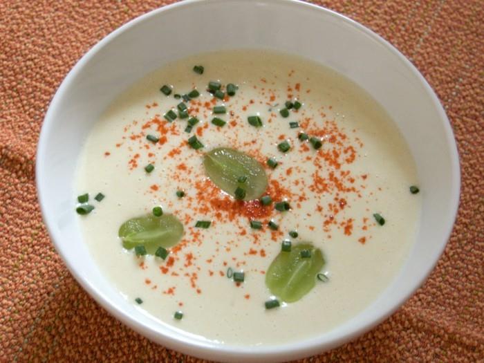 valkoinen gazpacho -keitto rypäleiden kanssa