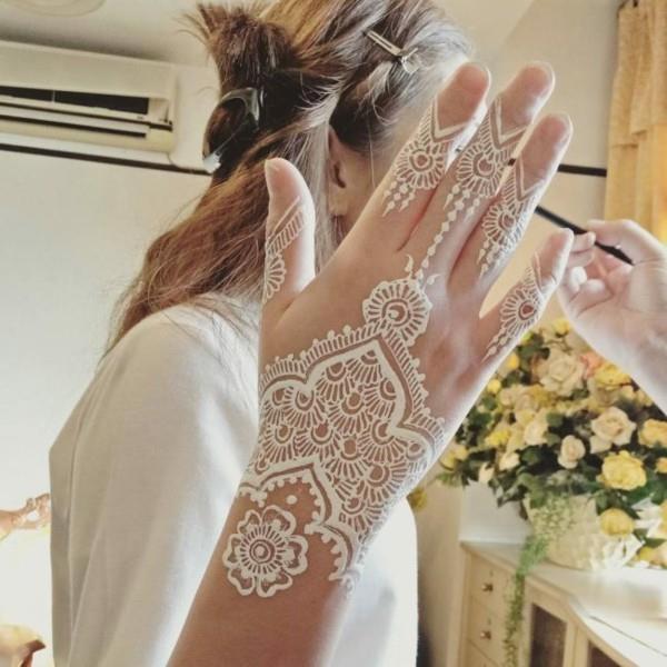 valkoinen henna tatuointi idea käsi