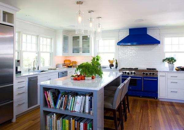 valkoinen keittiö minimalistinen sisustus skandinaavinen väri aksentti sininen