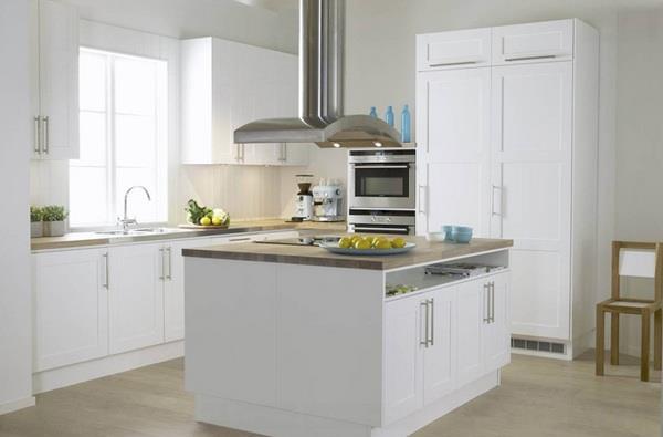 valkoinen keittiö minimalistinen sisustus skandinaaviseen tyyliin