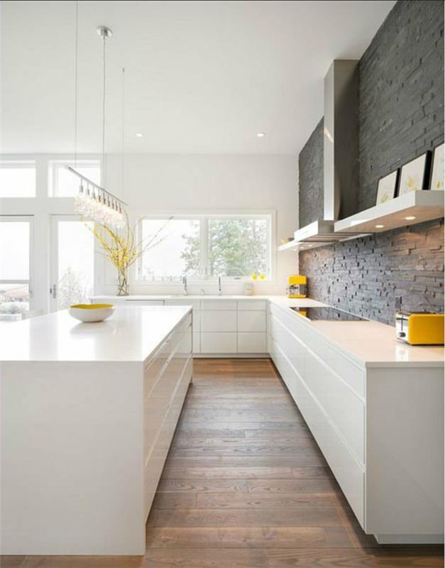 valkoinen keittiö, jossa on keltaisia ​​aksentteja ja kaunis lattia