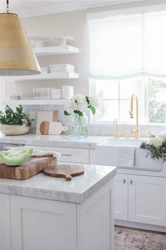 valkoinen keittiö kauniilla lattialla ja avoimet seinähyllyt
