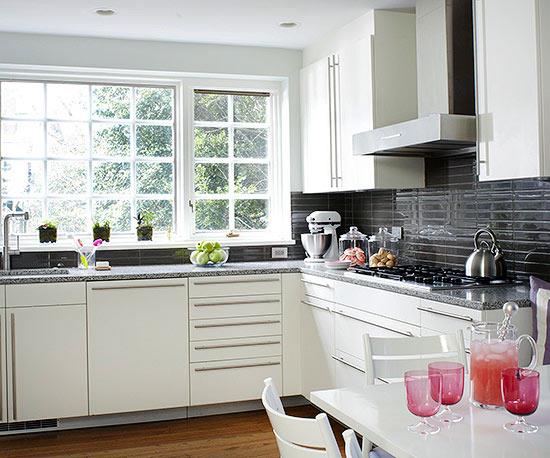 valkoiset keittiökaapit vaaleanpunaiset lasit tummanharmaat seinälaatat