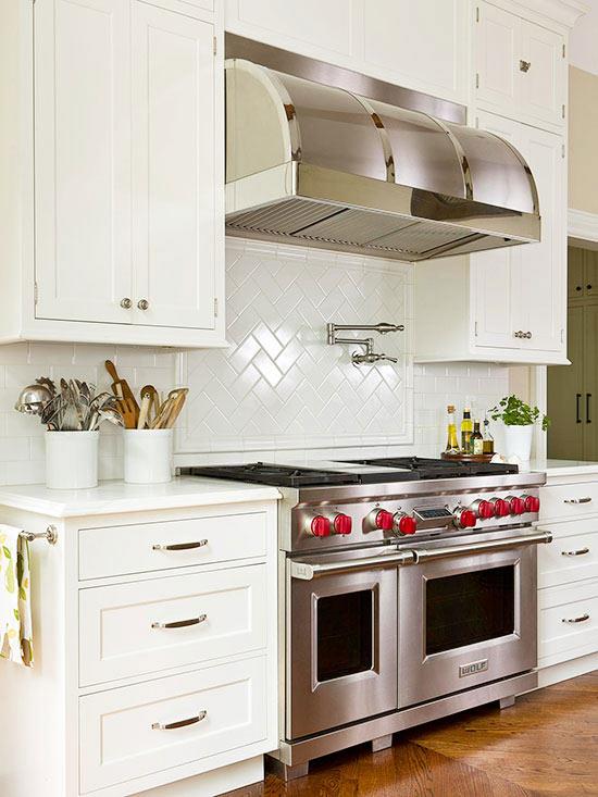 valkoiset keittiökaapit retro -malli liesi punaisilla painikkeilla