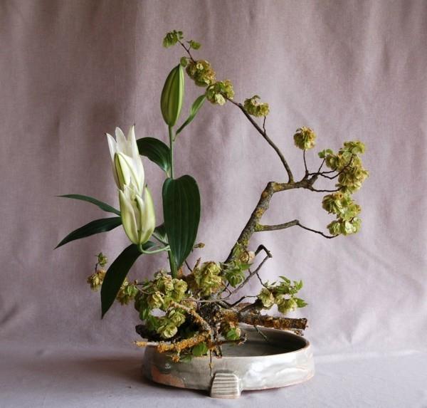 valkoinen lilja oksat sammal ikebana