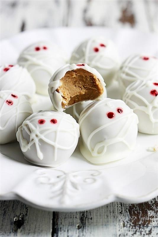 valkoiset suklaat muumioina koristavat halloweenia