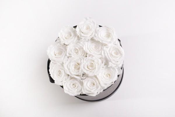 valkoiset ruusut säilyttävät lahjapakkauksen