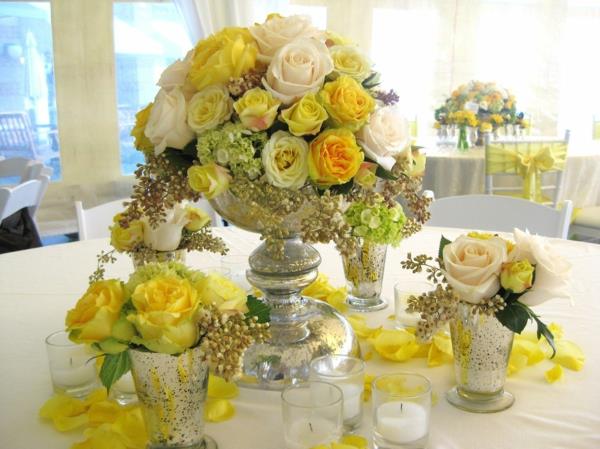 valkoinen pöytäliina ja kukkien koristelu