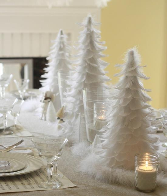 valkoinen höyhenistä tehty joulupöydän koristelu