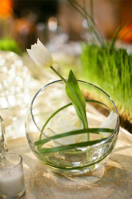 ideoita valkoisen tulppaanin juhlapöydän koristeluun lasipallossa