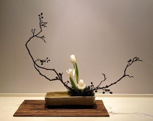 valkoiset tulppaanit oksat kevät ikebana