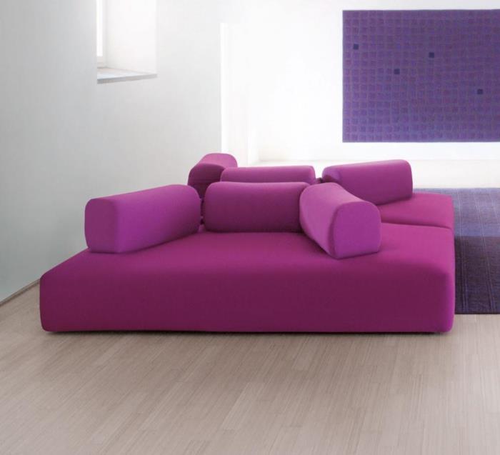 valkoinen seinämaali värillinen aksentti violetti matto hieno sohva