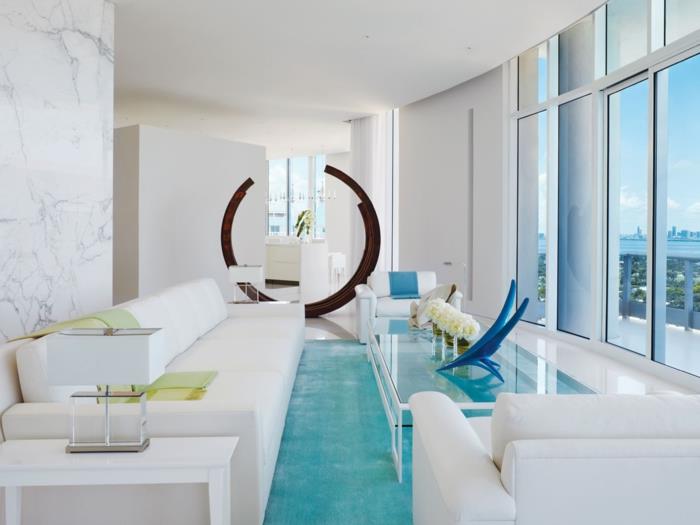 valkoinen seinän väri olohuoneen sisustusideoita vaaleansininen matto lasipöytä valkoiset huonekalut