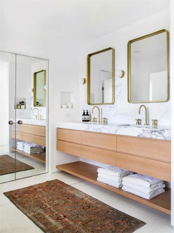 valkoiset seinät kylpyhuone ilman laattoja messinki aksentti seinäpeili varusteet